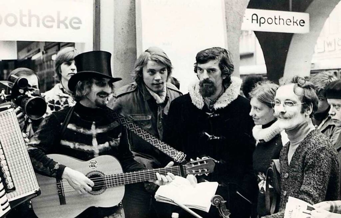 Mit Gesang gegen den drohenden Atomtod...ion 1975 in der Freiburger Innenstadt.  | Foto: Privat
