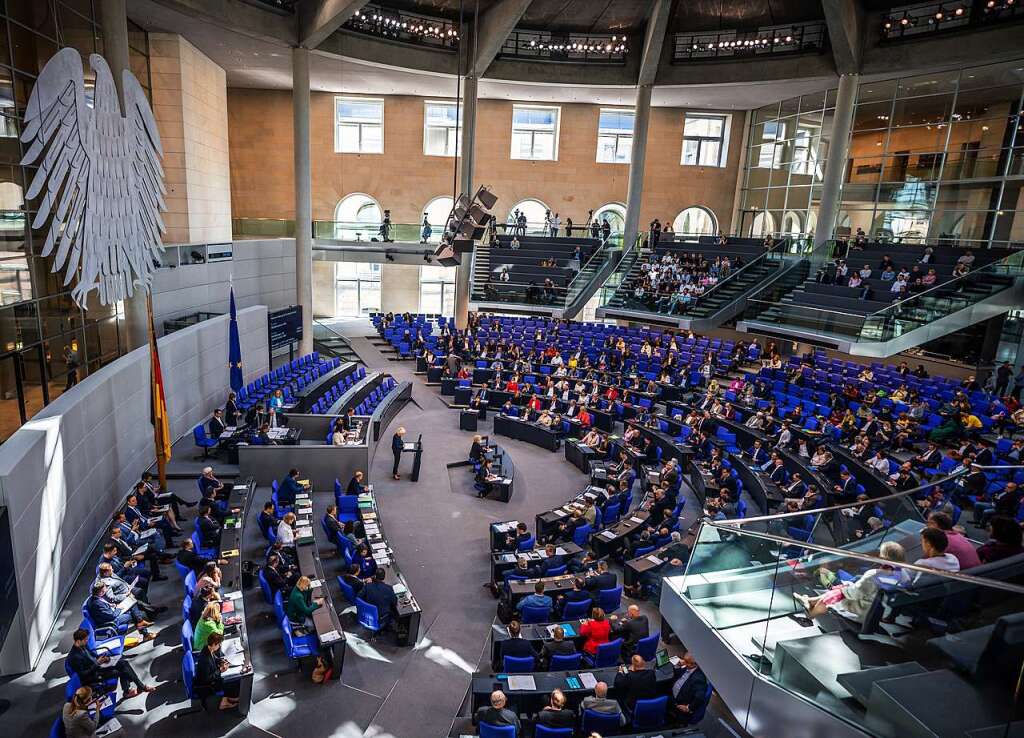 Bundestag Beschließt Grundgesetzänderung Zu Sondervermögen Bundeswehr ...