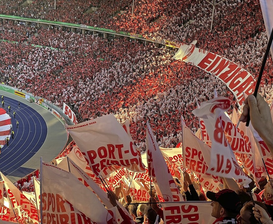 Beim DFB-Pokalfinale in Berlin waren u... der Himmelsstürmer aus Höchenschwand.  | Foto: Michael Moos