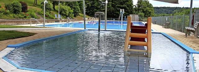 Es kann geschwommen und gebadet werden: Das Schwimmbad Sthlingen ist geffnet.   | Foto:  