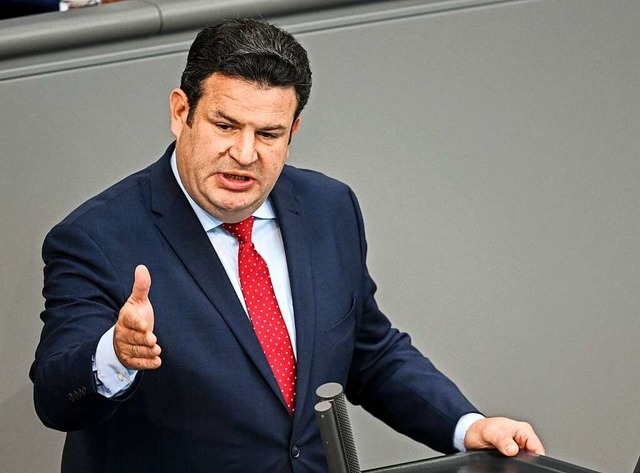 SPD-Arbeitsminister Hubertus Heil wei...Mindestlohns auf 12 Euro berschattet.  | Foto: Britta Pedersen (dpa)