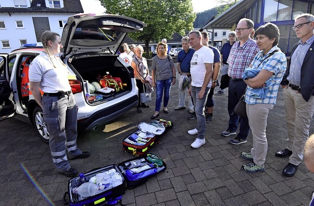 Vor der Zuschussentscheidung wurde den...s Helfer-vor-Ort-Fahrzeug vorgestellt.  | Foto: Markus Zimmermann