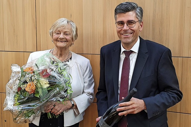 Glcklich und zufrieden: Landrat Marti...rsitzenden Rita Mosel beglckwnscht.   | Foto: Baier, Markus