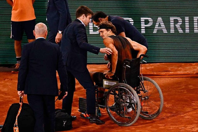 Alexander Zverev verletzt im Rollstuhl  | Foto: ANNE-CHRISTINE POUJOULAT (AFP)