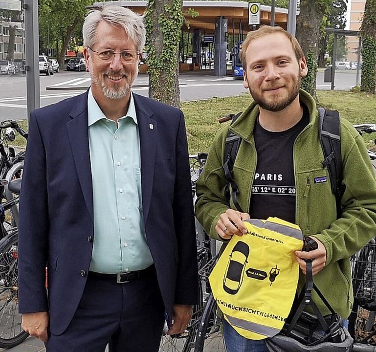 Brgermeister Tilman Petters (links) ...en Rucksackberzieher an Egor Gordeev.  | Foto: Stadt Lahr