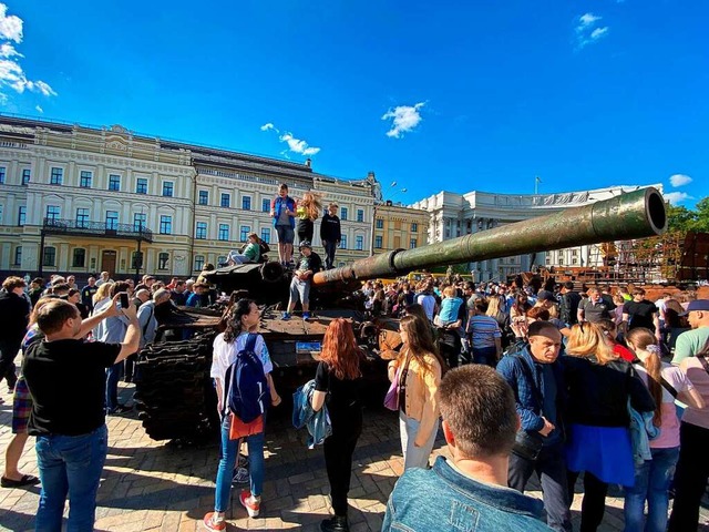 Passanten in Kiew an  einem erbeuteten Panzer  | Foto: Ulf Mauder (dpa)