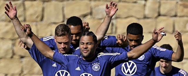 Aufwrmen fr die WM: Joshua Kimmich, ...nrichs,  Lukas Klostermann (von links)  | Foto: Federico Gambarini (dpa)