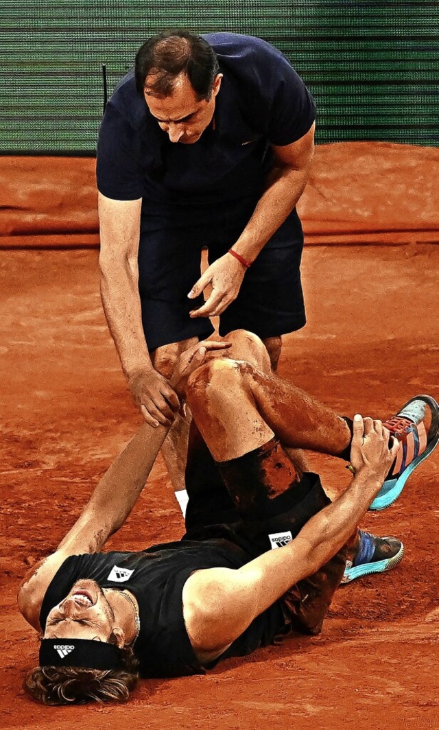 Schmerzverzerrt am Boden: Alexander Zverev, nachdem er umgeknickt war  | Foto: ANNE-CHRISTINE POUJOULAT (AFP)