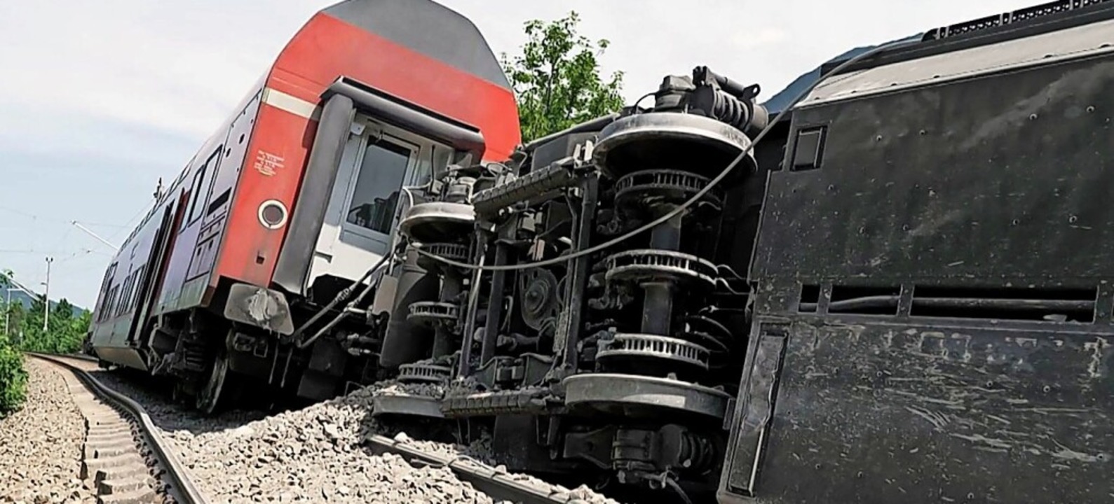 Der entgleiste und der umgestürzte Waggon des verunglückten Zuges  | Foto: - (AFP)