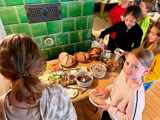 Jeden Morgen gab es im Landschulheim ein reichhaltiges Frhstck.  | Foto: Privat