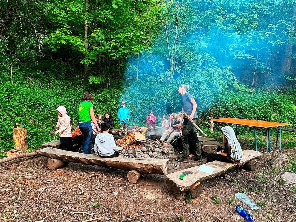 Mit dem Erlebnispdagogen am Lagerfeuer  | Foto: Privat