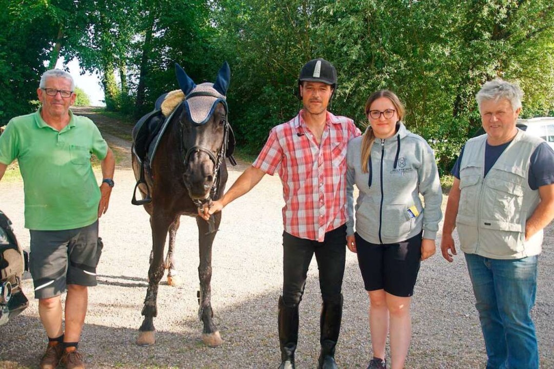 Das Vorstandsteam (von links) mit den ...dem ersten Vorsitzenden Herbert Jenne.  | Foto: Ilona Huege