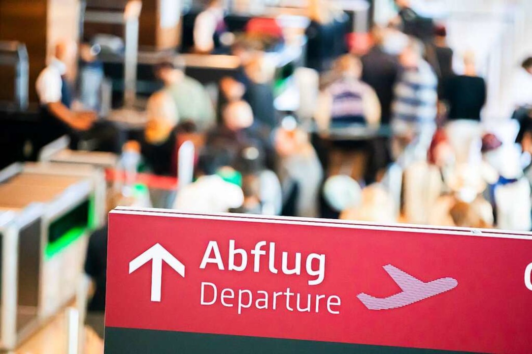 Menschen stehen am Flughafen Berlin Br...e werden zahlreiche Reisende erwartet.  | Foto: Christoph Soeder (dpa)