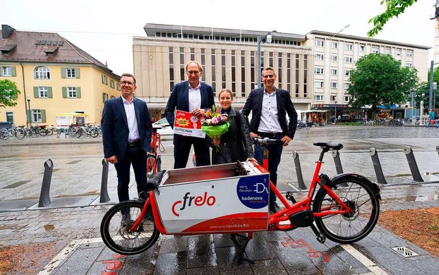 Sie freuen sich ber die millionste Au...nd Frelo-Freifahrt bis Jahresende gab.  | Foto: Patrick Seeger (Stadt Freiburg)