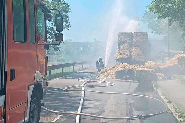 Lrracher Feuerwehr lscht brennenden Heuwagen – 22.000 Euro Sachschaden