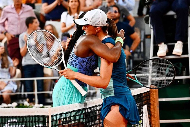 Coco Gauff und Iga Swiatek umarmen sic...n Mal die French Open gewinnen knnen.  | Foto: ANNE-CHRISTINE POUJOULAT (AFP)