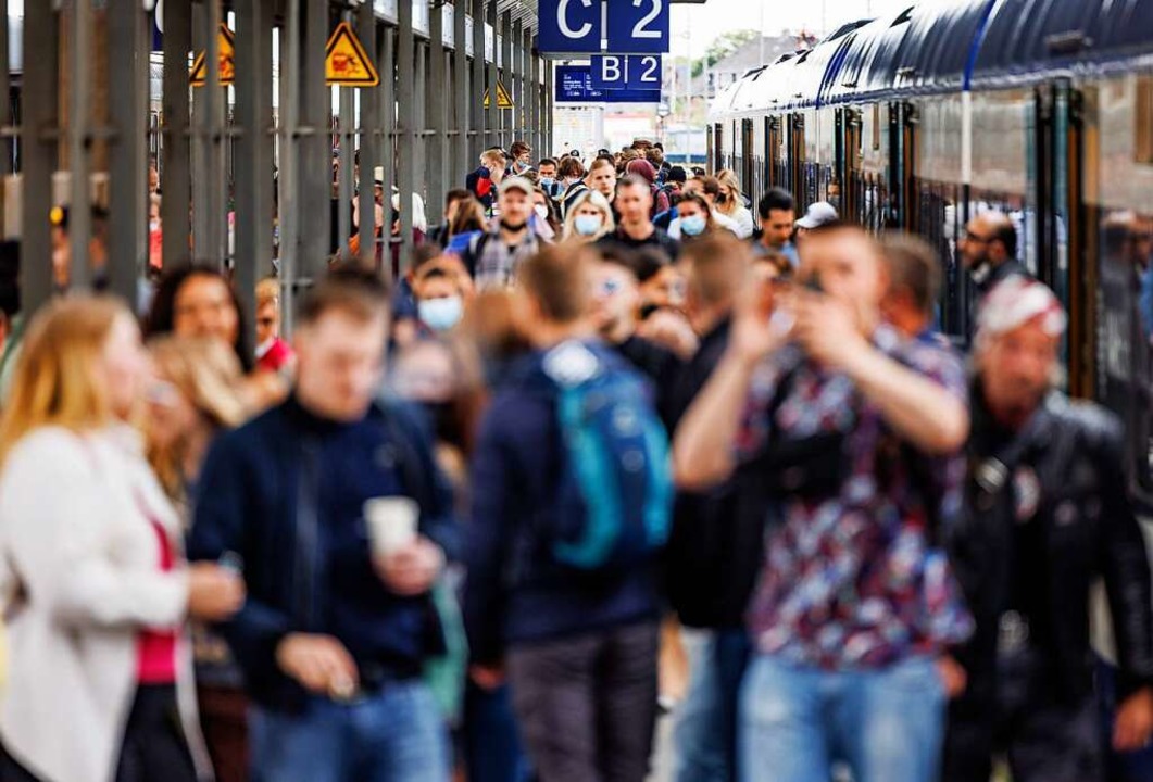 Bahnreisende verlassen einen Zug, der ...ahlen an Pfingsten noch einmal erhht.  | Foto: Axel Heimken (dpa)