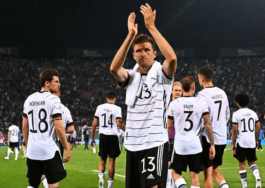 Thomas Müller bedankt sich nach dem Spiel mit der Mannschaft bei den Fans.  | Foto: Federico Gambarini (dpa)