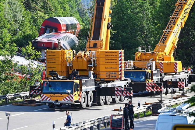 Zwei Tage nach dem Zugunglck gehen di...die Lok wieder auf das Gleis zu heben.  | Foto: Uwe Lein (dpa)