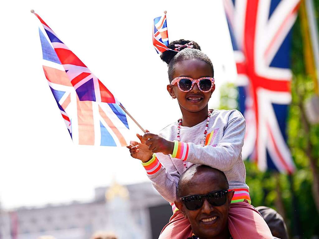 Schaulustige versammeln sich auf der Mall in der Nhe des Buckingham-Palastes vor einem Konzert, am dritten Tag der Feierlichkeiten zum Platinjubilum der Queen