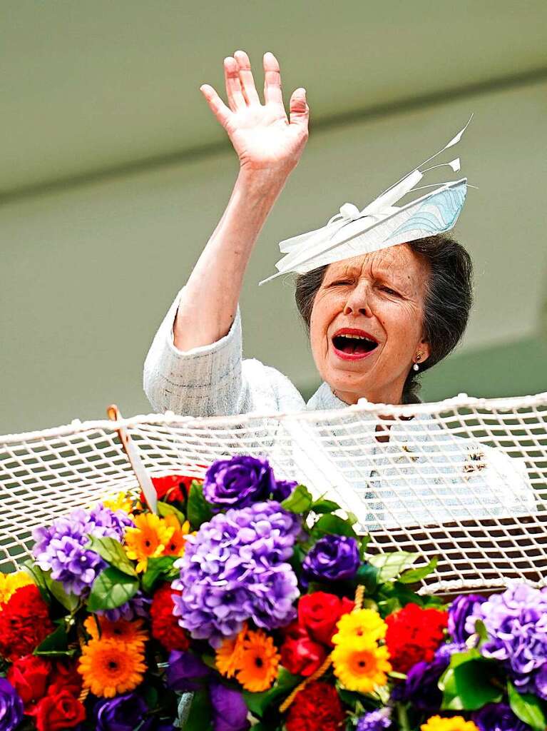 Anne, Princess Royal, winkt von einem Balkon am Derbytag whrend des Cazoo Derby Festival 2022 auf der Rennbahn von Epsom, am dritten Tag der Feierlichkeiten zum Platinjubilum der Queen.