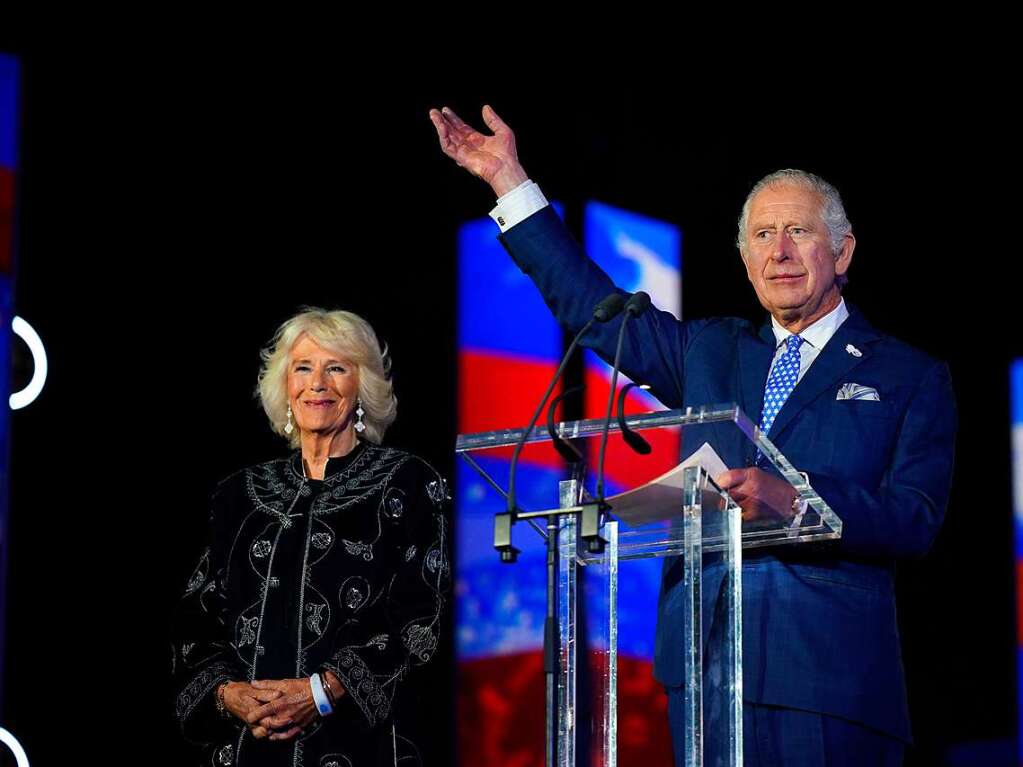 Der Prinz von Wales spricht in Begleitung der Herzogin von Cornwall auf der Bhne beim Konzert zum Platin-Jubilum von Knigin Elizabeth II.