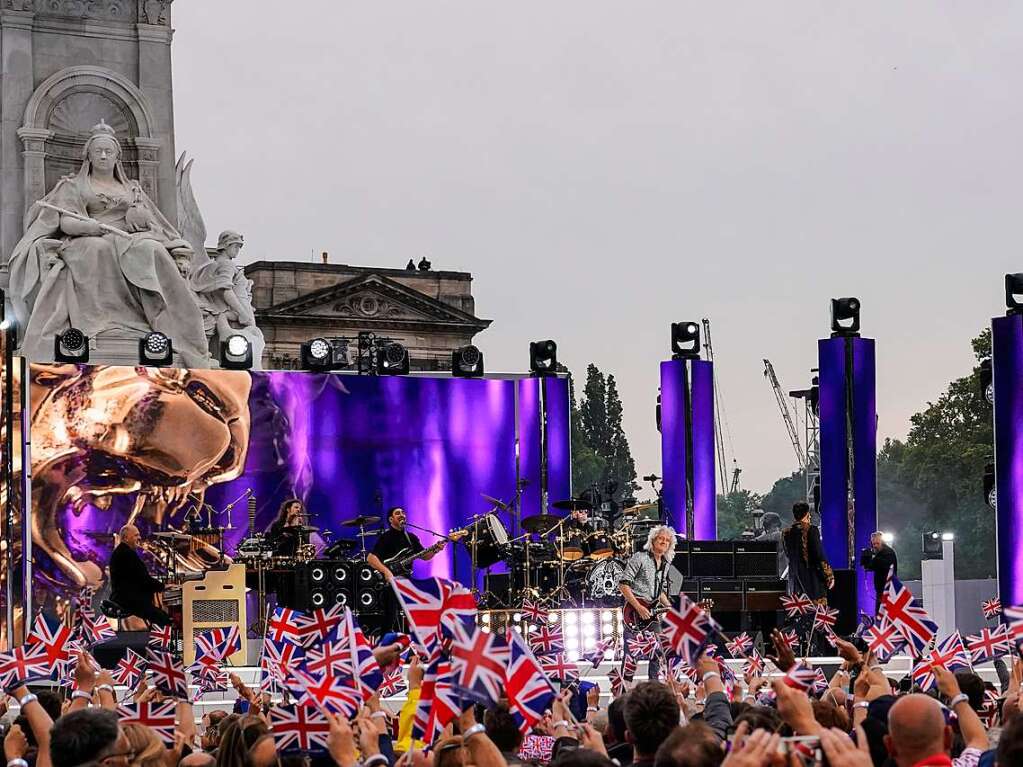 Brian May (M) und die Band Queen treten beim Konzert zum Platin-Jubilum von Knigin Elizabeth II. vor dem Buckingham-Palast auf.