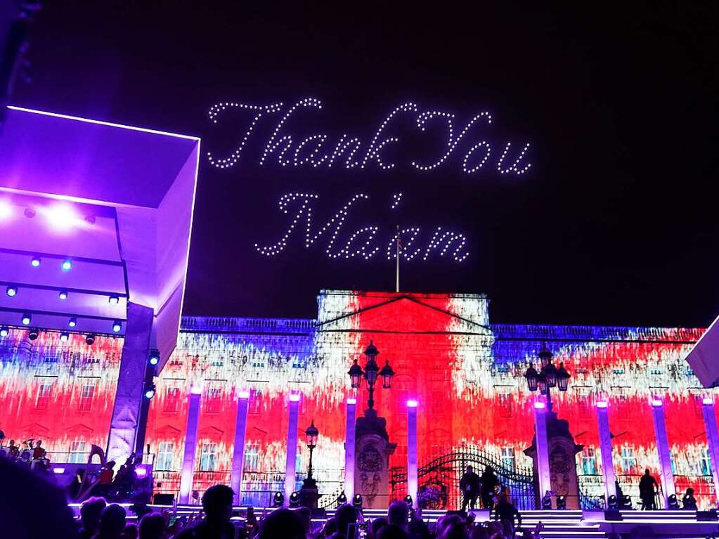 Drohnen fliegen beim Konzert zum Platin-Jubilum von Knigin Elizabeth II. ber dem Buckingham-Palast und formen den Schriftzug Thank You Ma'am.