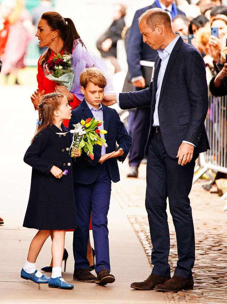 Kate (l-r), Herzogin von Cambridge, Prinzessin Charlotte, Prinz George und Prinz William, Herzog von Cambridge, gehen whrend ihres Besuchs in Cardiff Castle. Prinz William und seine Frau Kate treffen Knstler und Mitarbeiter des Sonderkonzerts zur Feier des Platinjubilums der Queen, das spter am Nachmittag auf dem Schlossgelnde stattfindet.