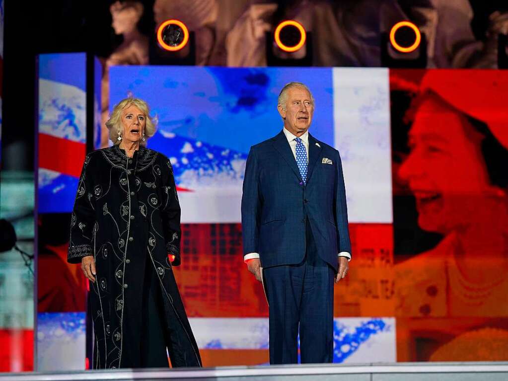 Der Prinz von Wales und die Herzogin von Cornwall stehen beim Konzert zum Platin-Jubilum von Knigin Elizabeth II. vor dem Buckingham-Palast auf der Bhne.