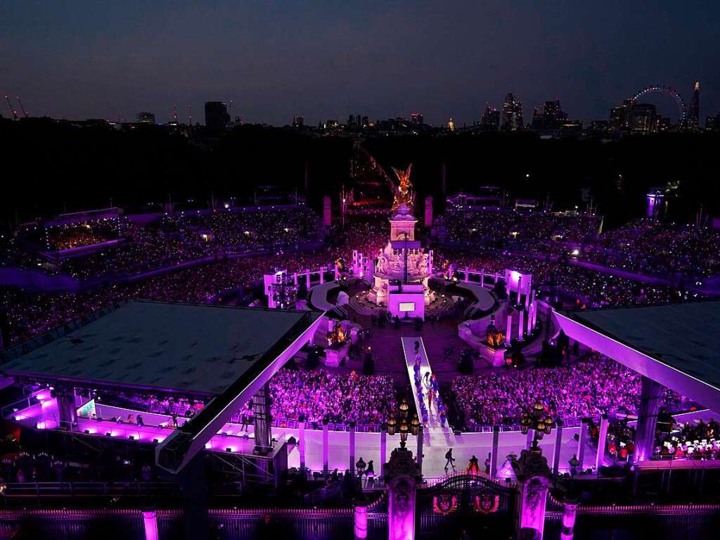 Eine Menschenmenge besucht das Konzert zum Platin-Jubilum von Knigin Elizabeth II. vor dem Buckingham-Palast.