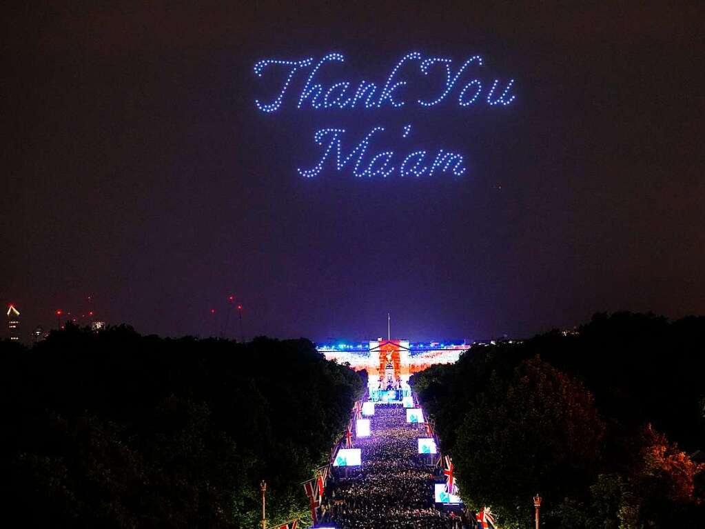 Drohnen fliegen beim Konzert zum Platin-Jubilum von Knigin Elizabeth II. ber dem Buckingham-Palast und formen den Schriftzug Thank You Ma'am.