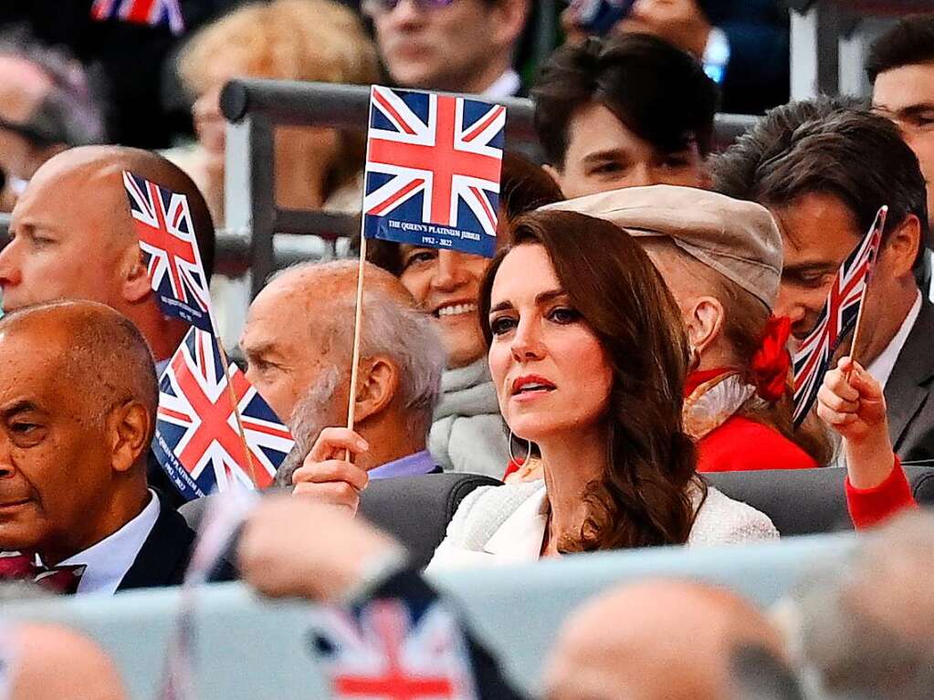 Die britische Herzogin Kate von Cambridge beobachtet das Konzert zum Platin-Jubilum von Knigin Elizabeth II. vor dem Buckingham-Palast.