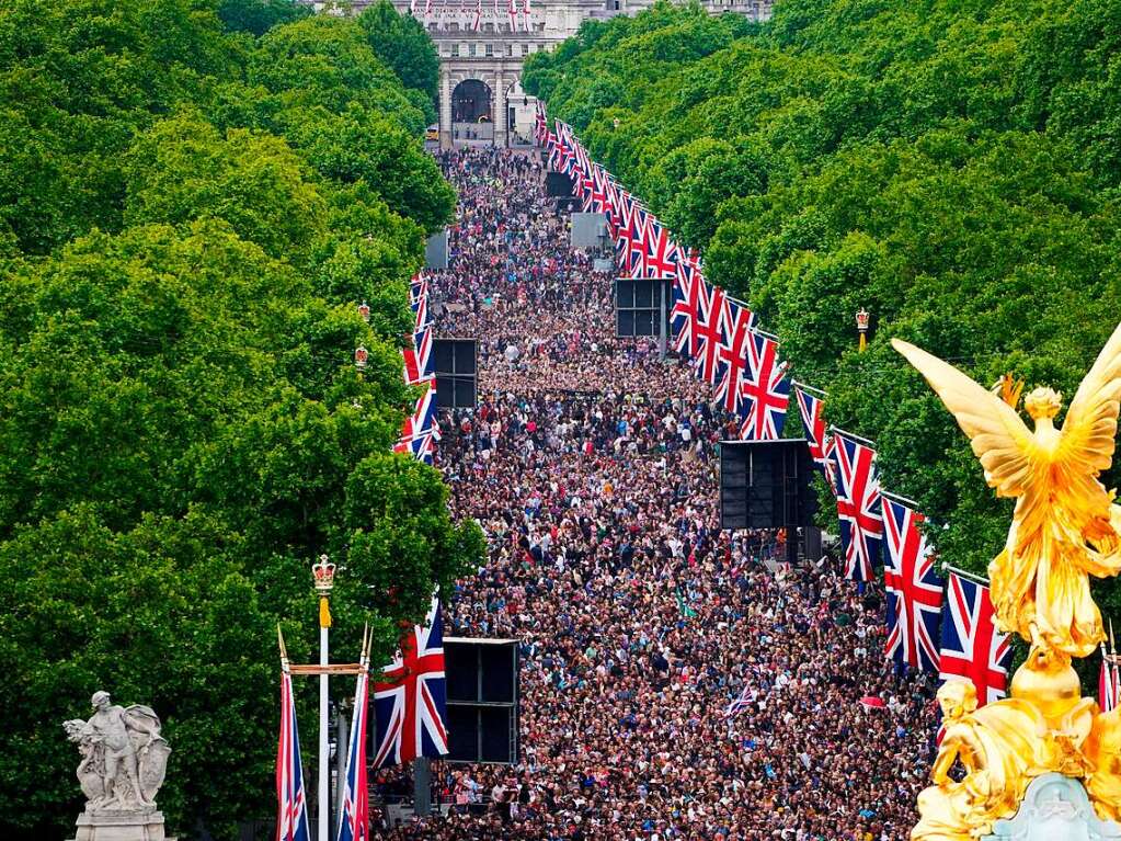 Eine Menschenmenge bevlkert The Mall beim Konzert zum Platin-Jubilum von Knigin Elizabeth II. vor dem Buckingham-Palast.