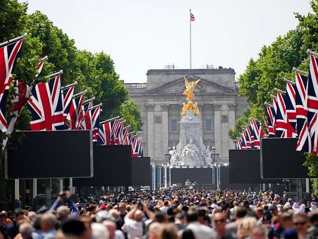 Eine Menschenmenge versammelt sich auf der Mall in der Nhe des Buckingham-Palastes vor einem Konzert, am dritten Tag der Feierlichkeiten zum Platinjubilum der Queen.