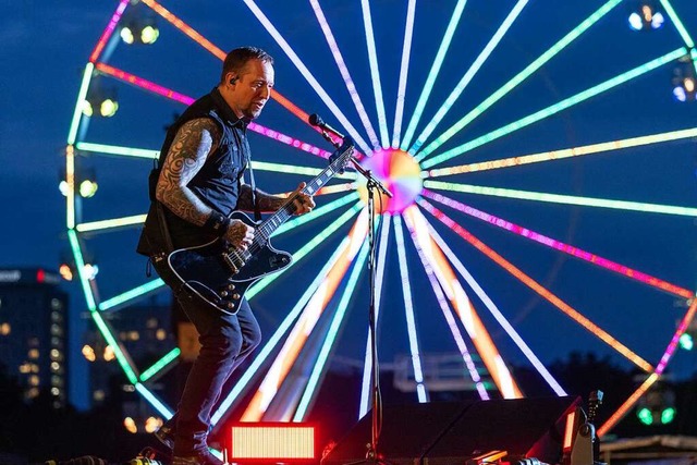 Es dreht sich wieder: Michael Poulsen von Volbeat bei Rock im Park  | Foto: Daniel Karmann (dpa)