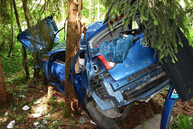 Der Wagen wurde stark deformiert, der Fahrer eingeklemmt.  | Foto: kamera24