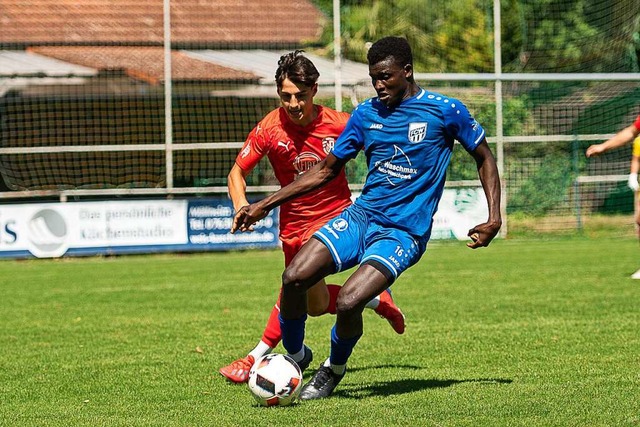 Auggens John Burgos Zamorano (l.) beugt  Waldkirchs Sulayman Suwareh  | Foto: Norbert Kreienkamp