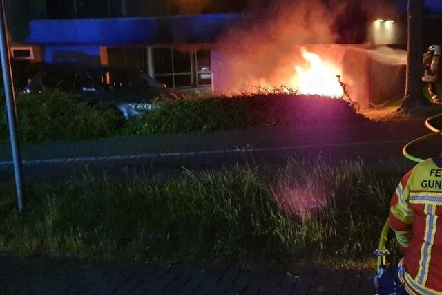 Gundelfinger Wehr lscht brennenden Motorroller in einer Garage