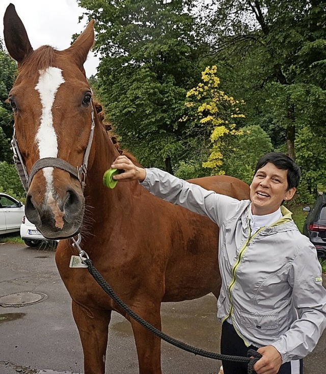 Mit der Brste stimmt Reiterin Tanja G...ir Boss auf die M-Dressurprfung ein.   | Foto:  Ursula Freudig
