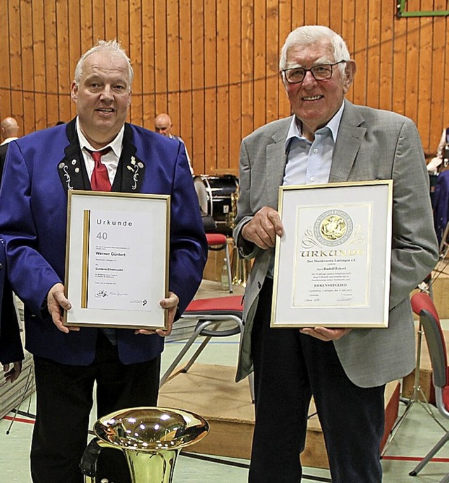 Werner Gntert (links) wurde fr 40 Ja...50 Jahre Mitgliedschaft ausgezeichnet.  | Foto: Michelle Gntert