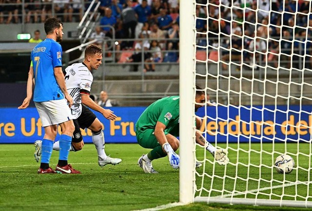 Joshua Kimmich (weies Trikot) trifft zum 1:1 fr das deutsche Team.  | Foto: Federico Gambarini (dpa)