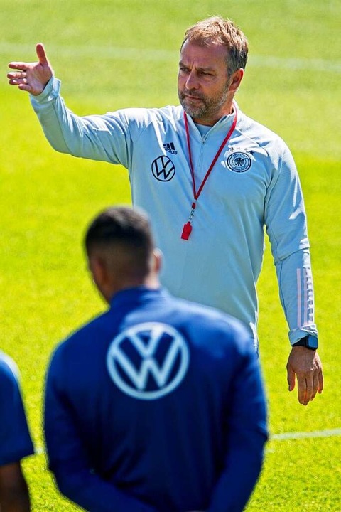 Bundestrainer Flick gibt bei einer Übungseinheit Anweisungen.  | Foto: Hans-Martin Issler (dpa)