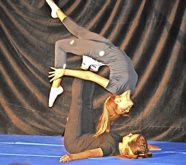 Akrobatisch ging es beim Kulturabend der Realschule am Giersberg zu.  | Foto: Thomas Biniossek