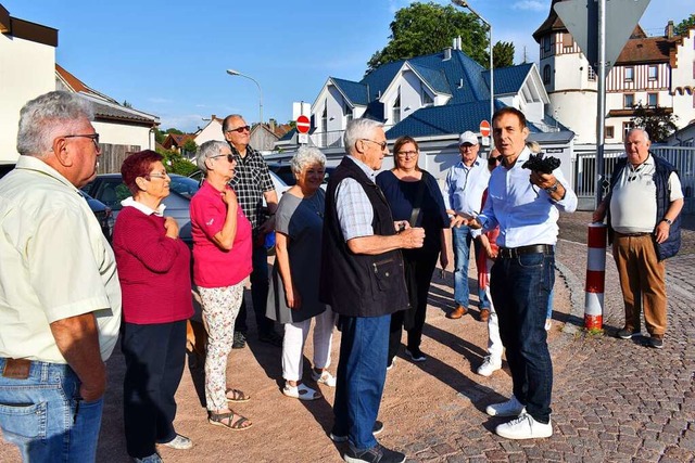 Jrg Lutz (rechts) lud im Rahmen des O... einem Spaziergang durch Brombach ein.  | Foto: Thomas Loisl Mink