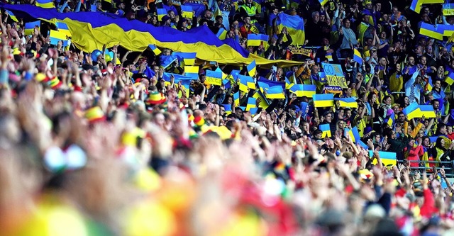 Rund 2000 ukrainische Fans feuern ihr ... Stadium an &#8211; am Ende vergebens.  | Foto: David Davies (dpa)
