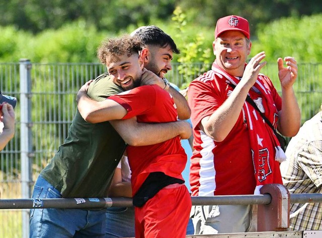 FFC-Strmer Hassan Mourad feiert mit Fans den Klassenerhalt.  | Foto: Achim Keller