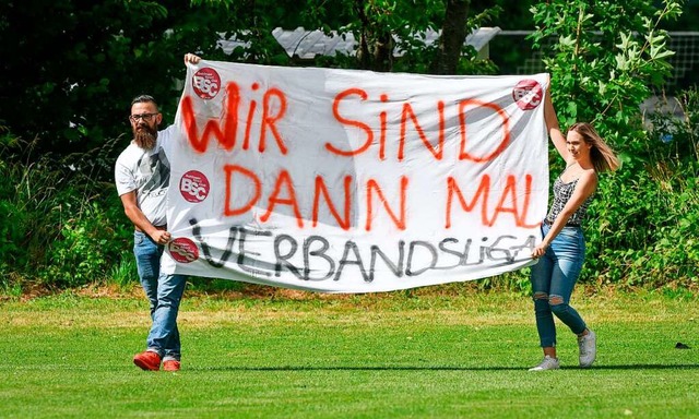 Bahlinger Fans feiern den Aufstieg ihr...serve beim Auswrtssieg in Wittlingen.  | Foto: Claus G. Stoll