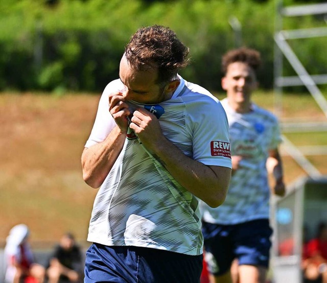 Ein Ksschen dem Trikot: Kristian Disch, Denzlinger Torschtze zum 1:0  | Foto: Achim Keller