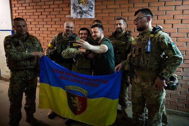 Der ukrainische Prsident Wolodymyr Se...chen Soldaten &#8211; fr ihn: Helden.  | Foto: Uncredited (dpa)
